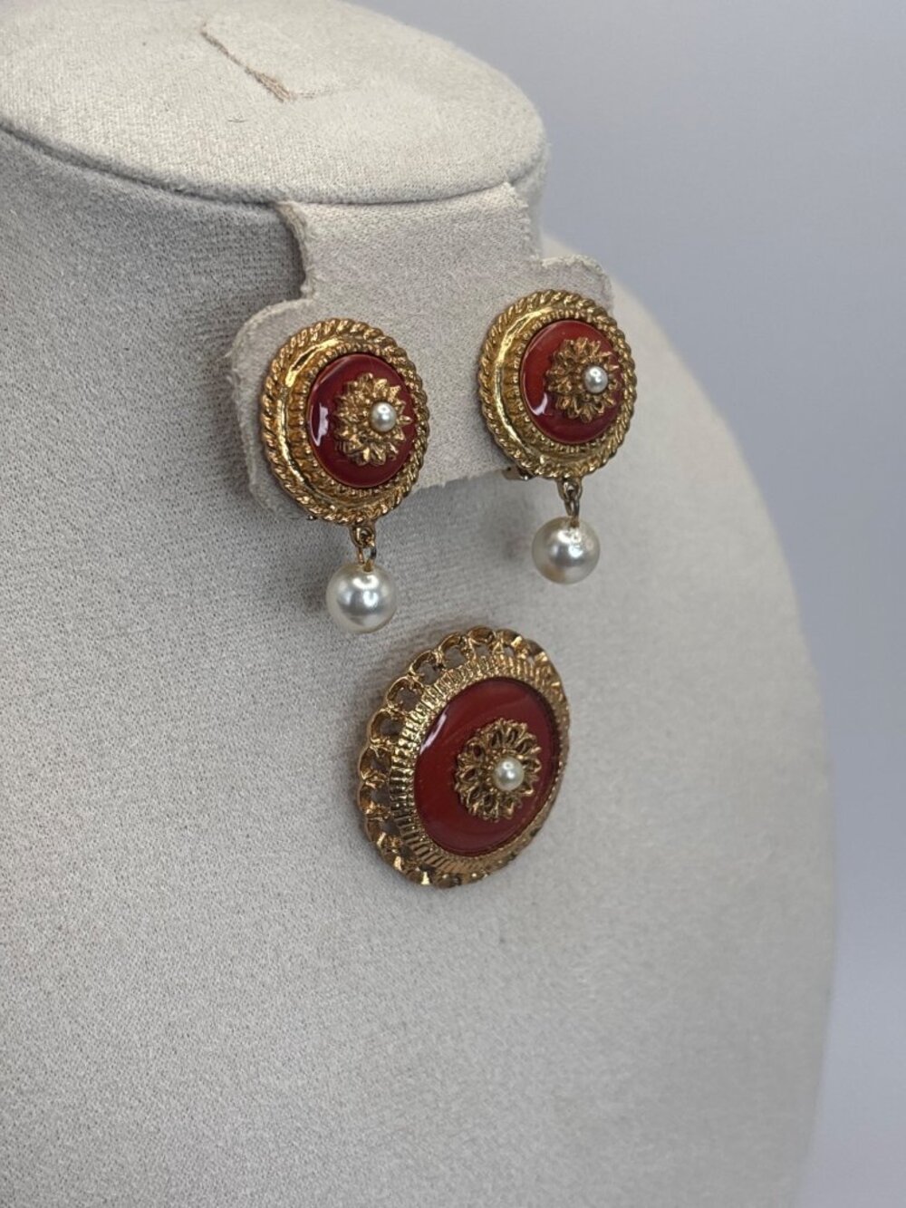 Sarah Coventry Vintage Westminster Gold Tone Red Enamel Brooch Clip On Earrings - Picture 2 of 8